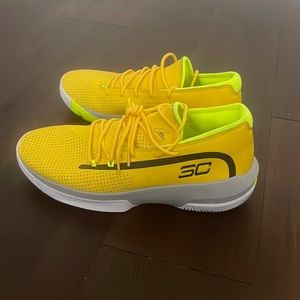 SUPER RARE. Never worn! Curry 7s